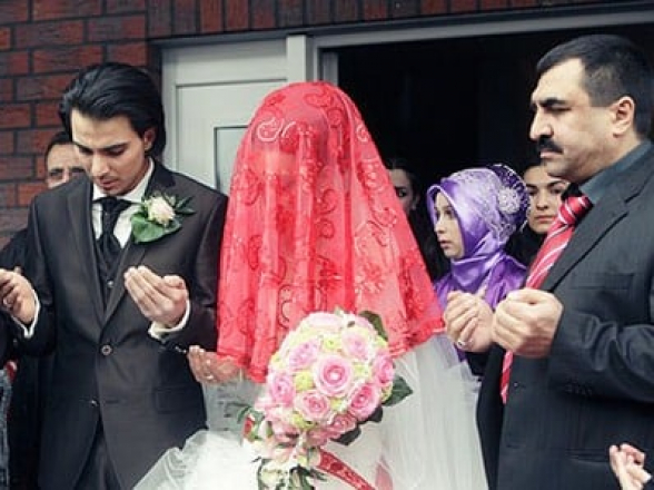 В Турции женщина вышла замуж за человека, который облил ее кислотой